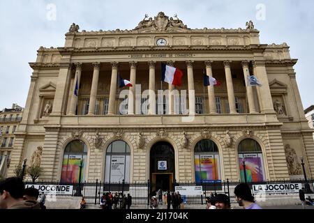 Marseille, Frankreich. 19. März 2022. Eine allgemeine Ansicht des Palais de la Bourse. Das Palais de la Bourse und die Handelskammer sind ein historisches Gebäude am Fuße des Canebiere und in der Nähe des Alten Hafens. Sie beherbergt die Industrie- und Handelskammer Aix-Marseille-Provence (CCI AMP), die 187 Kunstwerke und historische Objekte des lokalen Erbes versteigern will. Kredit: SOPA Images Limited/Alamy Live Nachrichten Stockfoto