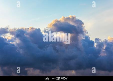 Wunderschöne Wolken, die bei Sonnenuntergang von der Sonne beleuchtet werden Stockfoto