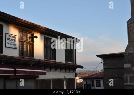 Ankara - Burgviertel - Altstadt (mit der Stadt Ankara und schneebedeckten Bergen im Hintergrund) Stockfoto