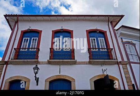 Koloniale Balkone an der Fassade in Ouro Preto, Brasilien Stockfoto