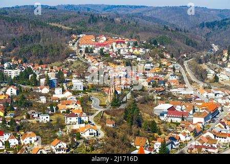 Panorama des Dorfes in der Nähe der Stadt „Brno“ namens „Bilovice nad Svitavou“ mit der Kirche des heiligen Kyrill und Methodius Stockfoto