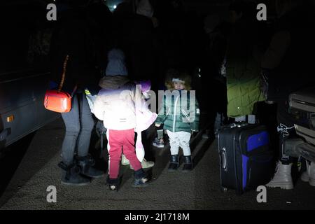 Ukrainische Flüchtlinge, die vor dem Krieg fliehen, nähern sich der Grenze nach Polen, wo sie am 22. März 2022 im Gebiet Lwiw des Schehyni-Rural Council, Ukraine, zu Fuß überqueren werden. Am 24. Februar 2022 drangen russische Truppen in die Ukraine ein, was die so genannte schlimmere humanitäre Krise seit dem 2. Weltkrieg auslöste. (Foto von Simon Jankowski/Sipa USA) Stockfoto