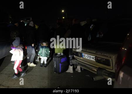 Ukrainische Flüchtlinge, die vor dem Krieg fliehen, nähern sich der Grenze nach Polen, wo sie am 22. März 2022 im Gebiet Lwiw des Schehyni-Rural Council, Ukraine, zu Fuß überqueren werden. Am 24. Februar 2022 drangen russische Truppen in die Ukraine ein, was die so genannte schlimmere humanitäre Krise seit dem 2. Weltkrieg auslöste. (Foto von Simon Jankowski/Sipa USA) Stockfoto