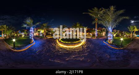 360 Grad Panorama Ansicht von Full nahtlose sphärische Nacht hdr 360 Panorama auf dem Gebiet der Elite-Hotel mit Palmen und Neonlicht in der Wüste an den Ufern des Roten Meeres in equirec