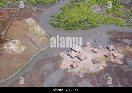 Eine Luftaufnahme einer ländlichen Szene südöstlich von Freetown Sierra Leone, einem Fischerdorf in einem Gezeitenmarsch. Stockfoto