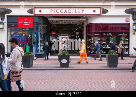 Piccadilly Arcade und Einkaufsbummel im Stadtzentrum von Birmingham Stockfoto