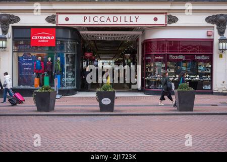 Piccadilly Arcade und Einkaufsbummel im Stadtzentrum von Birmingham Stockfoto