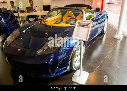 Paris, Frankreich, Telsa Elektroautos zum Verkauf, New Car Showroom im Inneren Stockfoto