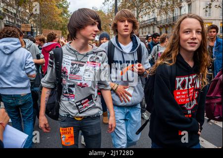 Paris, Frankreich, Gruppe der Teenager, Front, französische Gymnasiasten demonstrieren auf der Straße, Teenager protestieren, französische Studenten marschieren, um gegen staatliche Sparmaßnahmen zu protestieren, von denen sie sagen, sie beeinträchtigen das Bildungswesen unfair. Konservative Regierung, Jungs paris Teenager Stockfoto