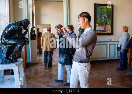 Paris, Frankreich, im Inneren, chinesischer Tourist fotografiert Thinker, Rodin-Museum, Skulptur Auguste Rodin; Le Penseur, musee rodin paris Stockfoto