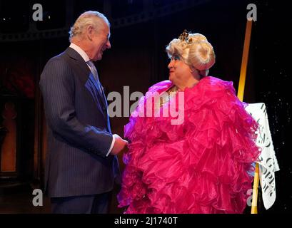 Der Prinz von Wales trifft auf Drag Queen May McFettridge bei der Wiedereröffnung des Grand Opera House, Belfast, am zweiten Tag seines zweitägigen Besuchs in Nordirland. Bilddatum: Mittwoch, 23. März 2022. Stockfoto