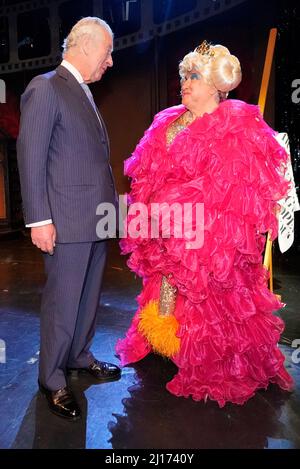 Der Prinz von Wales trifft auf Drag Queen May McFettridge bei der Wiedereröffnung des Grand Opera House, Belfast, am zweiten Tag seines zweitägigen Besuchs in Nordirland. Bilddatum: Mittwoch, 23. März 2022. Stockfoto