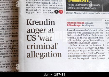 „Kreml verärgert über die Anschuldigung von Kriegsverbrechern in den USA“ Schlagzeile der Zeitung Guardian Joe Biden Vladimir Putin Ukraine Kriegsartikel Clipping March 2022 London UK Stockfoto