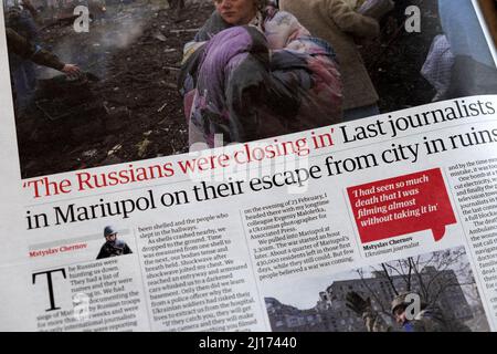 „Die letzten Journalisten in Mariupol auf ihrer Flucht aus der Stadt in Trümmern“, titelt die Zeitung Guardian mit der russischen Invasion Russen Ukraine Krieg 21. März 2022 Großbritannien Stockfoto