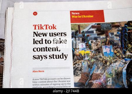 „Neue Nutzer von TikTok haben zu gefälschten Inhalten geführt“, so die Studie der Zeitung Guardian, Schlagzeile für Social-Media-Clipping 21. März 2022 London Großbritannien Stockfoto