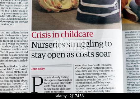 „Krise in der Kinderbetreuung Kindertagesstätten kämpfen darum, offen zu bleiben, während die Kosten steigen“, titelt die Zeitung Guardian den Kinderartikel vom 22. März 2022 in London, England, Großbritannien Stockfoto
