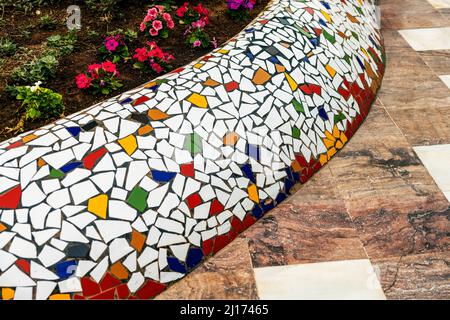 Trencadis - gebrochene Fliesen Mosaiken im Park. Spanien Stockfoto