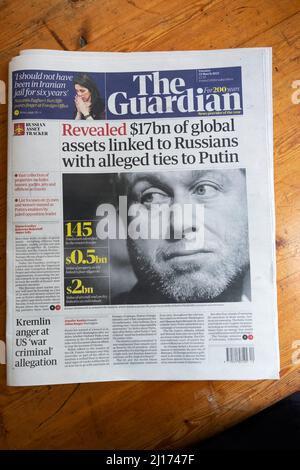 „Enthüllung von 17bn US-Dollar an globalen Vermögenswerten, die mit Russen verbunden sind, die angeblich mit Putin verbunden sind“, titelte die Zeitung Guardian Roman Abramovich 22. März 2022 London Großbritannien Stockfoto