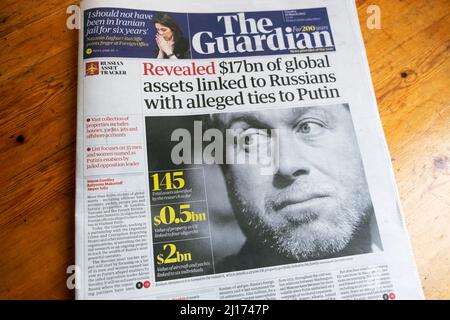 „Enthüllte 17bn US-Dollar an globalen Vermögenswerten, die mit Russen verbunden sind, die angeblich mit Putin verbunden sind“, titelte die Zeitung Guardian, Oligarch Abramovich 22. März 2022 London Stockfoto