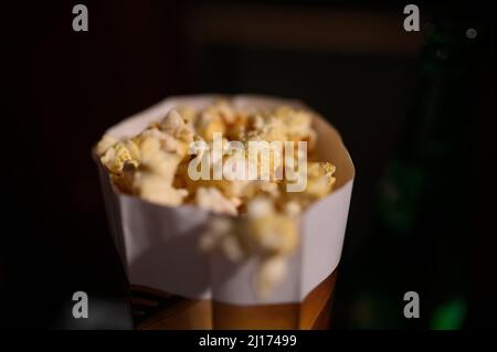 17. Oktober 2021, Schleswig-Holstein, Uetersen: Popcorn ist in einer Tüte. Foto: Jonas Walzberg/dpa Stockfoto