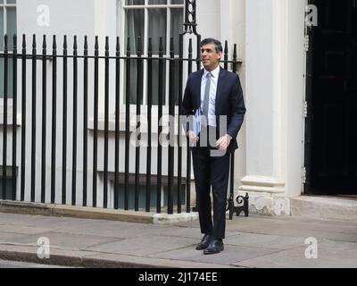 London, Großbritannien. 23. März 2022. Schatzkanzler Rishi Sunak verlässt die Downing Street No11, um in seiner Frühjahrserklärung 2022 den neuen Haushalt der britischen Regierung vorzustellen. Quelle: Uwe Deffner/Alamy Live News