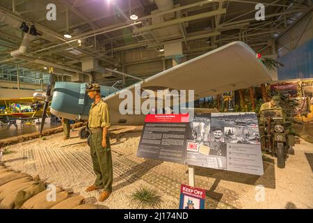 Honolulu, Oahu, Hawaii, Vereinigte Staaten - 2016. August: American Grumman F4F-3 Wildcat Fighter von 1942 im Hangar 37 des Pearl Harbor Aviation Museum Stockfoto