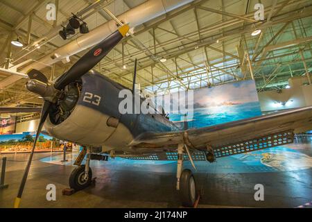 Honolulu, Oahu, Hawaii, USA - 2016. August: Douglas SBD Dauntless Dive Bomber von 1940 im Hangar 37 des Pearl Harbor Aviation Museum of Stockfoto