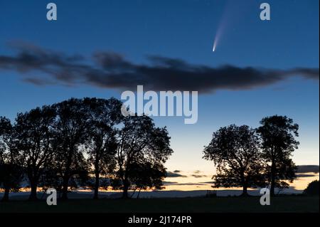 C/2020 F3 (Comet Neowise) über einem Sommerhimmel bei Sonnenuntergang in der Nähe von Brocolitia, Northumberland National Park, England Stockfoto