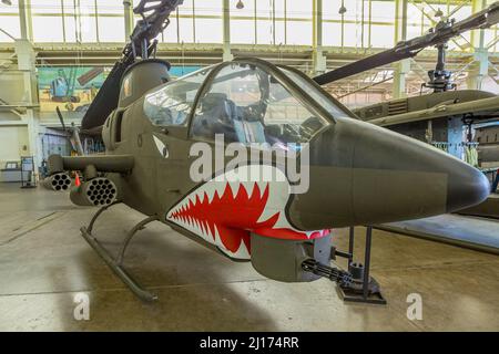 Honolulu, Oahu, Hawaii, USA - 2016. August: Bell AH-1S Cobra von 1967 im Hangar 79 des Pearl Harbor Aviation Museum of Hawaii. US-amerikanisch Stockfoto