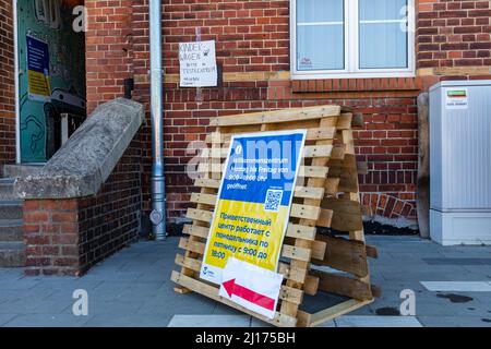 Cottbus, Deutschland. 23. März 2022. Mehrsprachige Schilder zeigen den ankommenden Flüchtlingen aus der Ukraine den Weg. Nach Hannover und Berlin soll Cottbus die dritte Drehscheibe für die Verteilung von Flüchtlingen aus der Ukraine werden. Ab Mittwoch sollen täglich sechs Sonderzüge mit insgesamt bis zu 3.600 Personen eintreffen. Quelle: Frank Hammerschmidt/dpa-Zentralbild/dpa/Alamy Live News Stockfoto