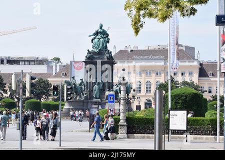 Maria Theresia Statue auf dem Wiener Platz, Österreich. Touristen am berühmten Platz (Maria-Theresien-Platz). Museum Quartier im Hintergrund Stockfoto