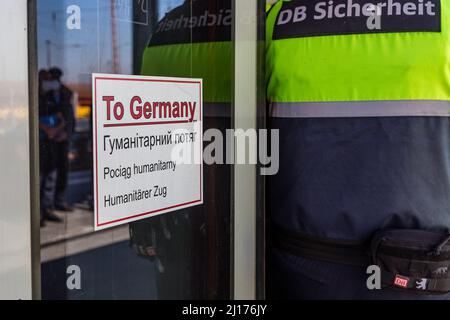 Cottbus, Deutschland. 23. März 2022. „To Germany Humanitarian Train“ steckt in mehreren Sprachen an einem Fenster fest. Nach Hannover und Berlin soll Cottbus die dritte Drehscheibe für die Verteilung von Flüchtlingen aus der Ukraine werden. Ab Mittwoch sollen täglich sechs Sonderzüge mit insgesamt bis zu 3.600 Personen eintreffen. Quelle: Frank Hammerschmidt/dpa-Zentralbild/dpa/Alamy Live News Stockfoto