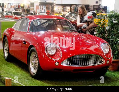 Essen, Deutschland. 23. März 2022. Auf dem SIHA-Sonderstand steht neben einem Oldtimer von Aston Martin in Zusammenarbeit mit Zagato ein Modell. Auf der Techno-Classica werden vom 23. Bis 27. März 2022 in allen acht Hallen der Messe Essen rund 2700 Exponate gezeigt. Quelle: Roland Weihrauch/dpa/Alamy Live News Stockfoto