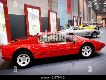 Essen, Deutschland. 23. März 2022. Eine ganze Reihe historischer Ferraris sind in der Sonderausstellung '75. Jahre Ferrari' zu sehen. Auf der Techno-Classica sind vom 23. Bis 27. März 2022 rund 2700 Exponate in allen acht Hallen der Messe Essen zu sehen. Quelle: Roland Weihrauch/dpa/Alamy Live News Stockfoto