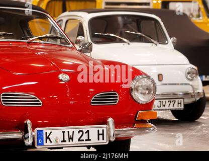 Essen, Deutschland. 23. März 2022. Auf der Techno-Classica werden ein alter VW 1500 Karman Ghia und ein Fiat 500 L zu sehen sein. Auf der Techno-Classica werden vom 23. Bis 27. März 2022 in allen acht Hallen der Messe Essen rund 2700 Exponate gezeigt. Quelle: Roland Weihrauch/dpa/Alamy Live News Stockfoto