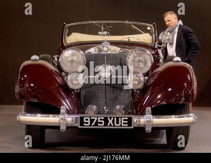 Essen, Deutschland. 23. März 2022. Ein Fachbesucher blickt auf das Mercedes Benz Cabriolet C (1937) des ehemaligen Königs Faruk von Ägypten. Auf der Techno-Classica sind vom 23. Bis 27. März 2022 rund 2700 Exponate in allen acht Hallen der Messe Essen zu sehen. Quelle: Roland Weihrauch/dpa/Alamy Live News Stockfoto
