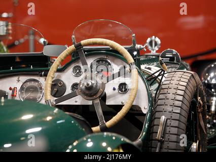 Essen, Deutschland. 23. März 2022. Auf einem Techno Classica-Stand ist ein Alvis 16/95 Sport Seater Special aus dem Jahr 1935 zu sehen. Vom 23. Bis 27. März 2022 zeigt die Techno-Classica in allen acht Hallen der Messe Essen rund 2700 Exponate. Quelle: Roland Weihrauch/dpa/Alamy Live News Stockfoto