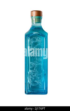 Flasche Bombay Sapphire Premier Cru destilliert London Dry Gin Vapor infundiert Murcian Lemon Hand ausgewählte exotische Botanicals auf weißem Hintergrund gesetzt Stockfoto