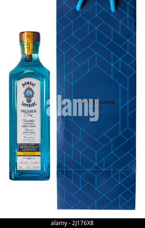 Flasche Bombay Sapphire Premier Cru destilliert London Dry Gin Vapor infundiert Murcian Lemon Hand ausgewählte exotische Botanicals mit Beutel Stockfoto