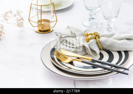 Bild von Bestecksets mit Teller, Tasse und Kerze. Party-Thema, Ort und Tischeinstellung. Stockfoto