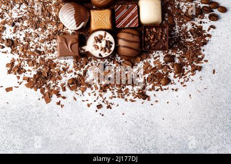 Schokolade Bonbons und Schokoladenstücke Haufen für den Hintergrund Stockfoto