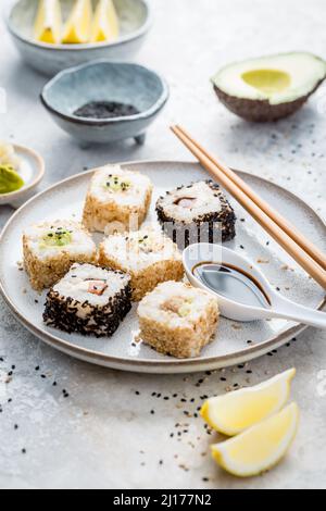 Thunfisch- und Avocado-Sushi in Sesamsamen mit Zutaten verpackt Stockfoto