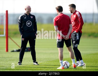 Wales Manager Rob Page (links) spricht mit Joe Allen und Chris Gunter während einer Trainingseinheit im Vale Resort, Hensol. Bilddatum: Mittwoch, 23. März 2022. Stockfoto