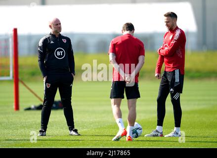 Wales Manager Rob Page (links) spricht mit Joe Allen und Chris Gunter während einer Trainingseinheit im Vale Resort, Hensol. Bilddatum: Mittwoch, 23. März 2022. Stockfoto