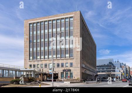 William McBrien Building, formal bekannt als W. C. McBrien Building, in der Yonge Street. In der Struktur befindet sich derzeit die Toronto Transit Commission Stockfoto