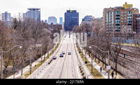 Die städtische Skyline von Midtown zeigt die Yonge Street auf der Höhe des Friedhofs Mount Pleasant. Die Kamera blickt vom Kay Gardner Beltline Park bri nach Süden Stockfoto
