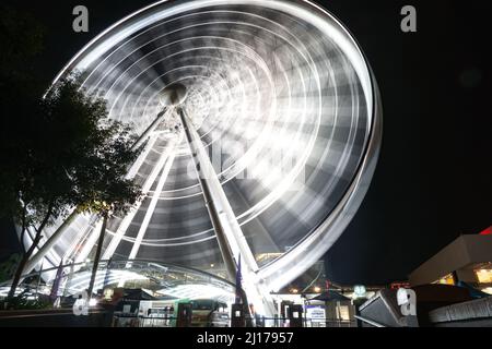 Abstrakte Bewegungsunschärfen des rotierenden Riesenrads bei Nacht auf dem Brisbane South Bank Australia Stockfoto