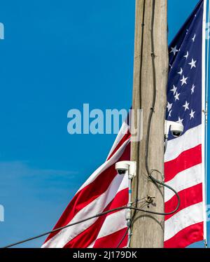 Überwachungskameras und eine amerikanische Flagge Stockfoto