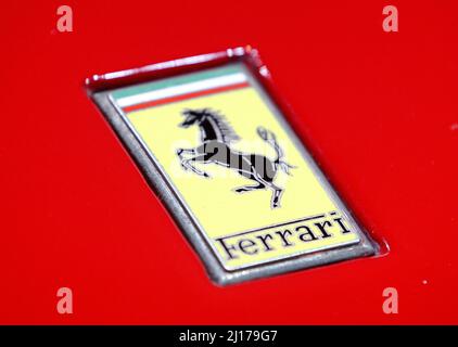 Essen, Deutschland. 23. März 2022. Das galoppierende Pferd der Automarke Ferrari steckt auf der Motorhaube eines Autos, das auf der Sonderausstellung '75. Jubilary of Ferrari' zu sehen ist. Auf der Techno-Classica sind vom 23. Bis 27. März 2022 rund 2700 Exponate in allen acht Hallen der Messe Essen zu sehen. Quelle: Roland Weihrauch/dpa/Alamy Live News Stockfoto