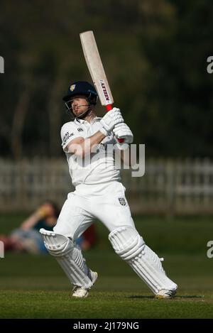 DURHAM CITY, GROSSBRITANNIEN. MAR 23. Sean Dickson von Durham Fledermäuse während der MCC University Spiel zwischen Durham UCCE und Durham County Cricket Club auf der Rennbahn, Durham City am Mittwoch 23. März 2022. (Kredit: Will Matthews | MI News) Kredit: MI News & Sport /Alamy Live News Stockfoto